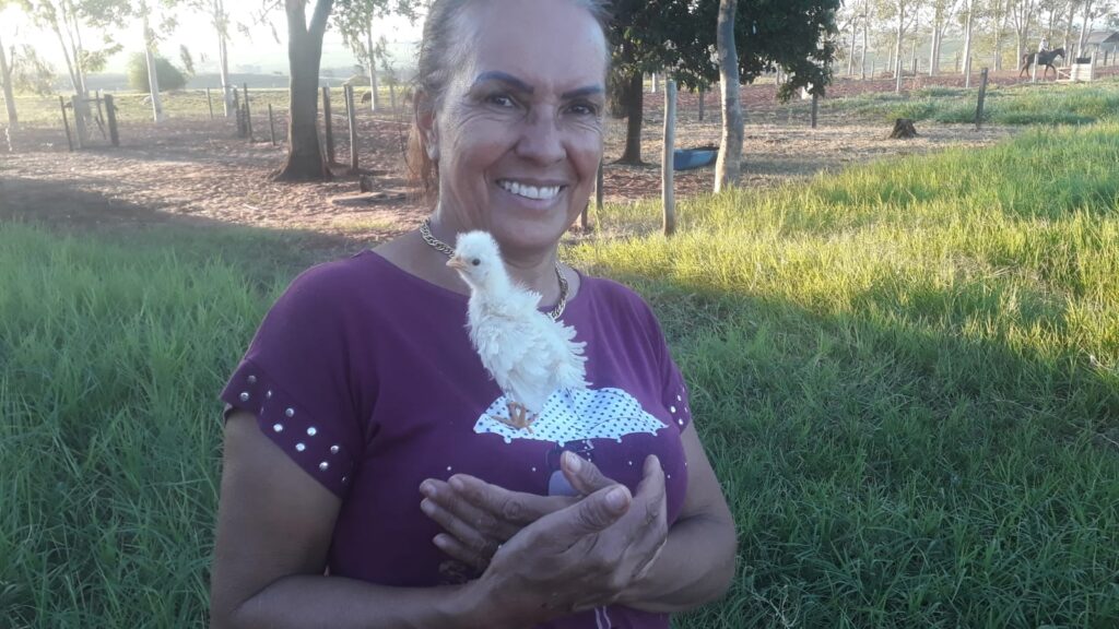Imagem da Edite com um pintinho sedoso arrepiado