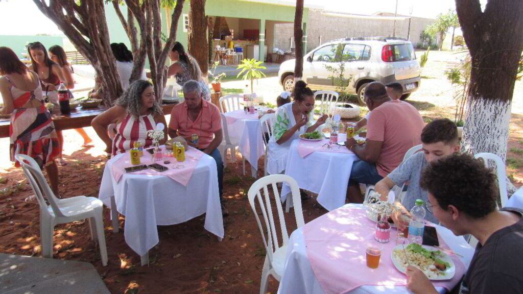 Imagem: almoçando e batendo papo com amigos e familiares. Tem coisa melhor?