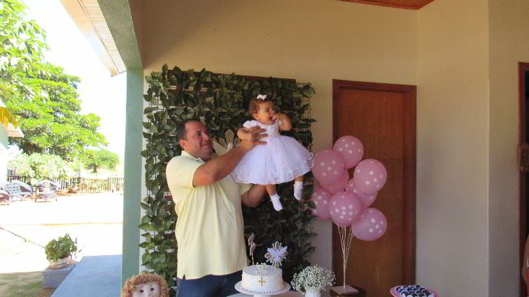 Imagem: o papai da Marcela todo satisfeito com a filha.