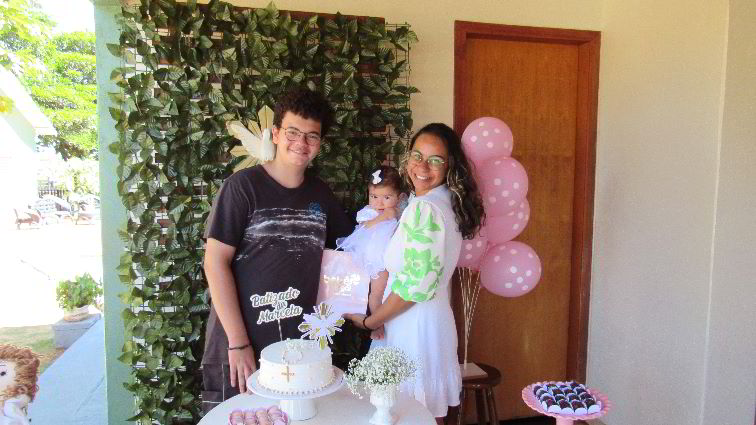 Imagem: os primos Duda e Luís com a Marcela.