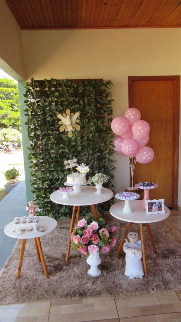 Imagem: mesa com docinhos.